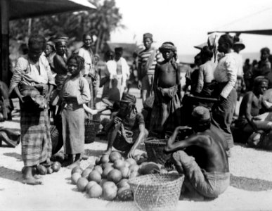 Fruktförsäljare på basarplatsen. Boeton. Indonesien - SMVK - 000298