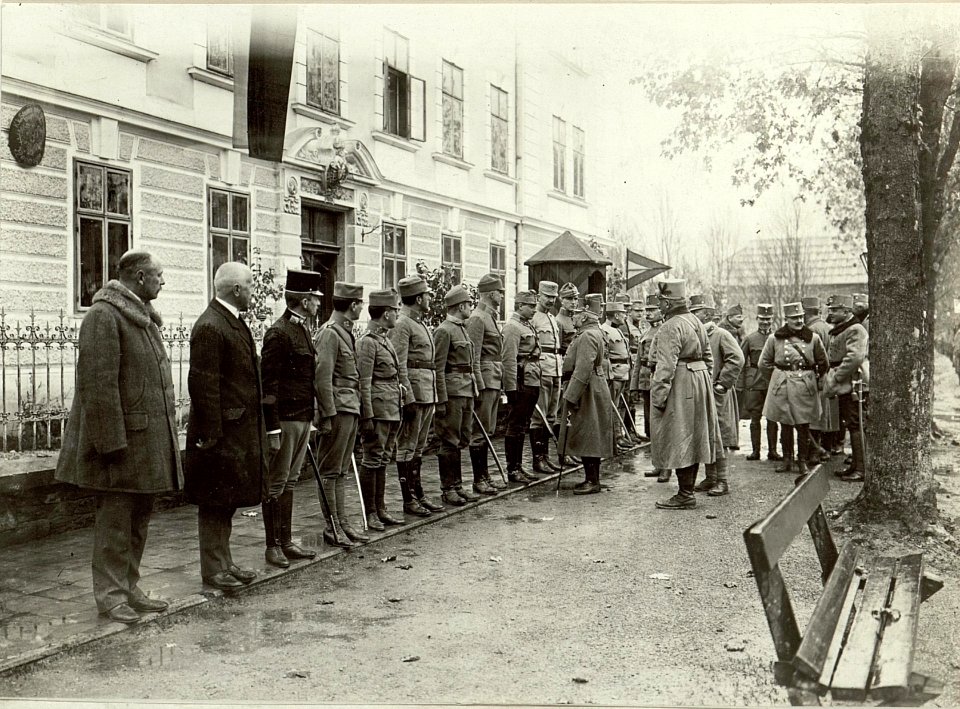 Frontreise des Armeeoberkommandanten Erzherzog Friedrich nach Kranjska Gora (Kronau) Kötschach, Dellach, Hermagor und Arnoldstein am 31.10.1915. Besuch in Hermagor, hinter dem Armeeoberkommandanten Ge (BildID 15462987)