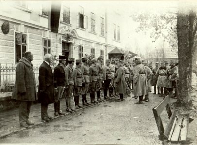 Frontreise des Armeeoberkommandanten Erzherzog Friedrich nach Kranjska Gora (Kronau) Kötschach, Dellach, Hermagor und Arnoldstein am 31.10.1915. Besuch in Hermagor, hinter dem Armeeoberkommandanten Ge (BildID 15462987)