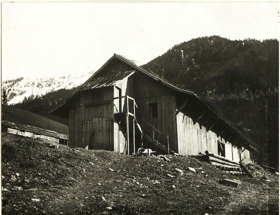 Fronttheaterbaracke in Pian. (BildID 15419485)