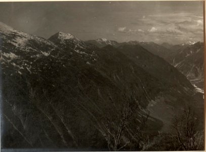 Frontverlauf vom Lipnik über Krn, Vrata, Vrsic, Polinik. Aufnahme Standpunkt ca. 50 m östlich der Triangulierung des Javorcekgipfel. Aufgenommen am 17. April 1916. (BildID 15475447)