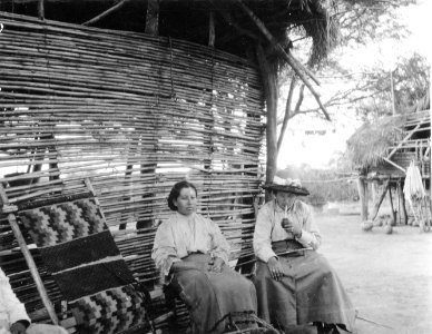 Från en mestishydda. Majsladan t.h. av chiriguanotyp, även lerkärlen indianska. Olga Nordenskiöld t - SMVK - 005872