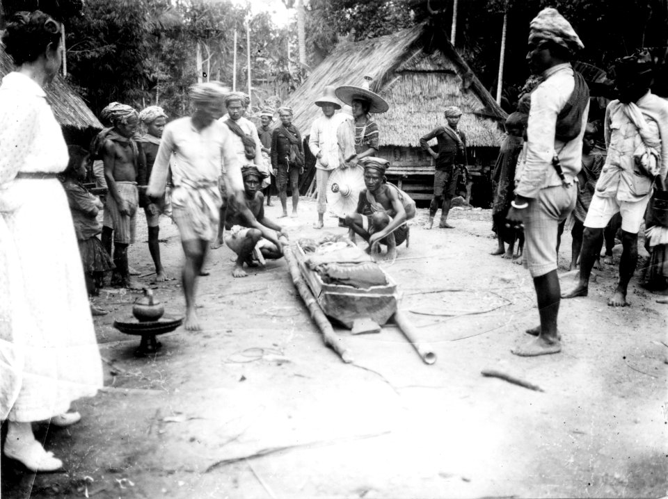 Fru T. Kaudern till vänster vid begravningen av Tosinde. Kulawi, Sulawesi. Indonesien - SMVK - 000358