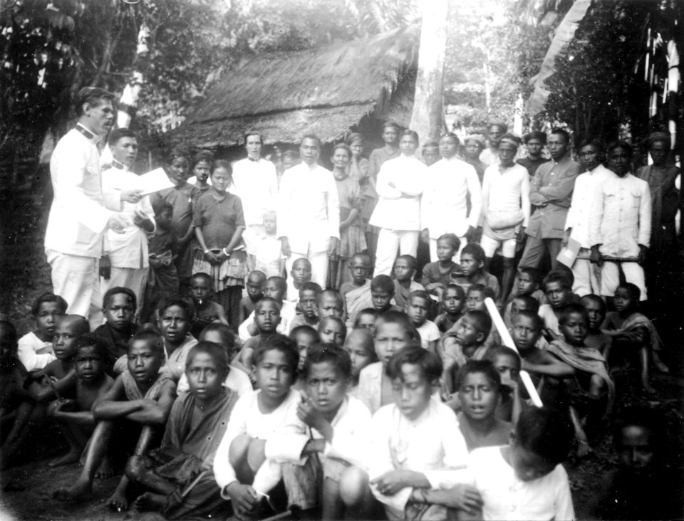 Frälsningsarméns missionärer, herr och fru Loois, ha friluftsmöte. Sulawesi, Kulawi. Indonesien - SMVK - 010760b