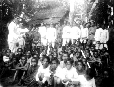 Frälsningsarméns missionärer, herr och fru Loois, ha friluftsmöte. Sulawesi, Kulawi. Indonesien - SMVK - 010760b