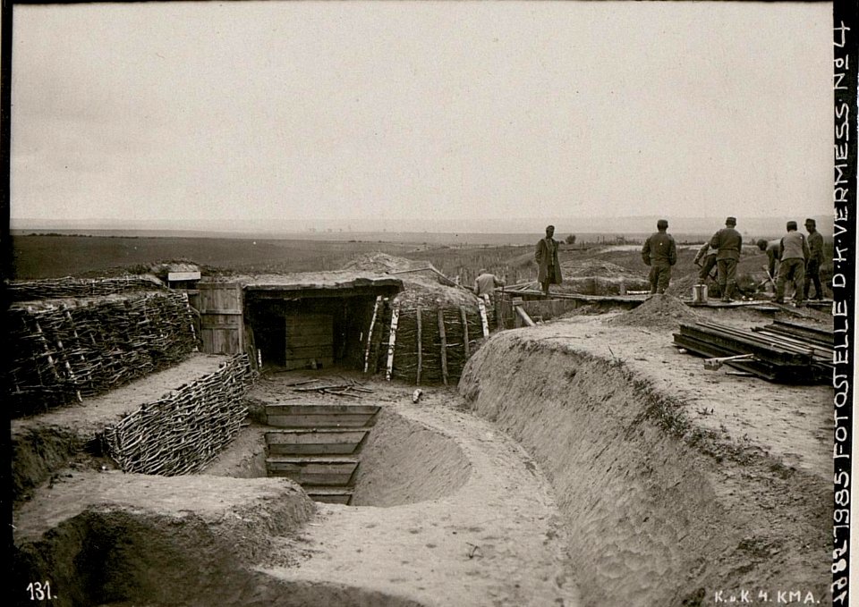 Fuchsloch, Maschinengewehrstand, Beobachtungsstand. Husaren arbeiten auf einem zementierten Maschinengewehrstand zwischen Rownoer und Dubnoer Strasse (BildID 15737924)