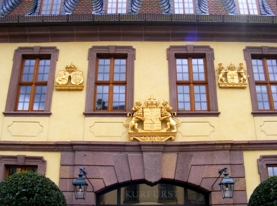 Fulda - Palais von der Tann, vergoldete Wappen über dem rechten Eingang