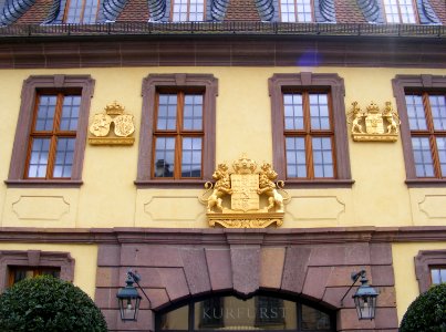 Fulda - Palais von der Tann, vergoldete Wappen über dem rechten Eingang