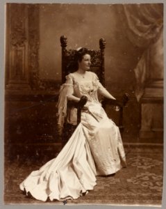 Full length portrait of Mrs. Edith Kermit Carow Roosevelt seated, facing right LCCN2013649482