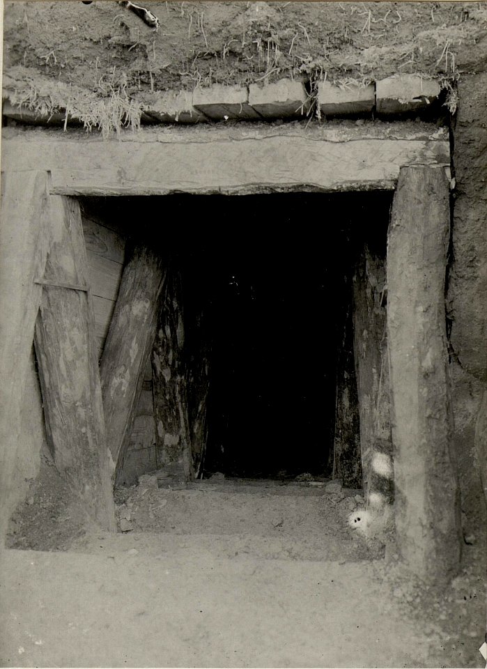 Fuchslocheingang in einem Schützengraben des Infanterieregimentes82, aufgenommen am 25. Februar 1916 (BildID 15541729)