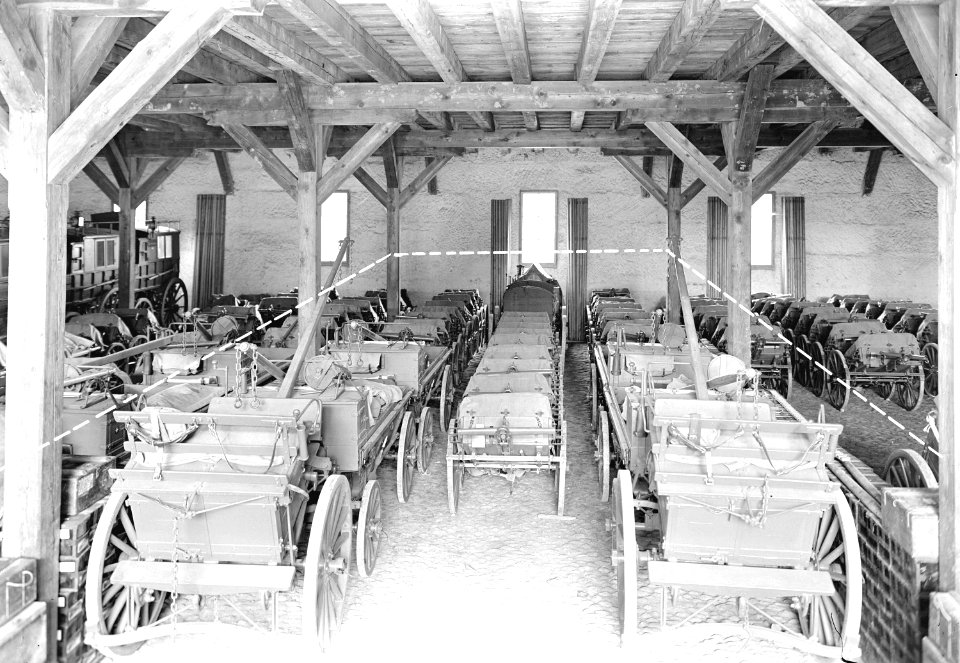 Fuhrwerke einer Mitrailleureailleur Kompanie in einem Magazin - CH-BAR - 3240038