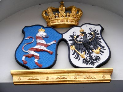 Fulda - Friedrichstraße 13, Wappen über dem Eingang