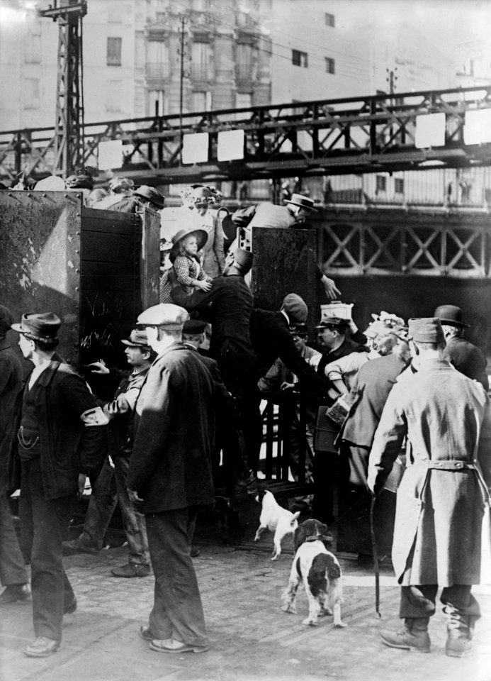 Fugitives, Gare du Noro, Paris (LOC)