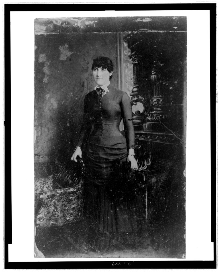 Full-length portrait of a young woman LCCN2006689600