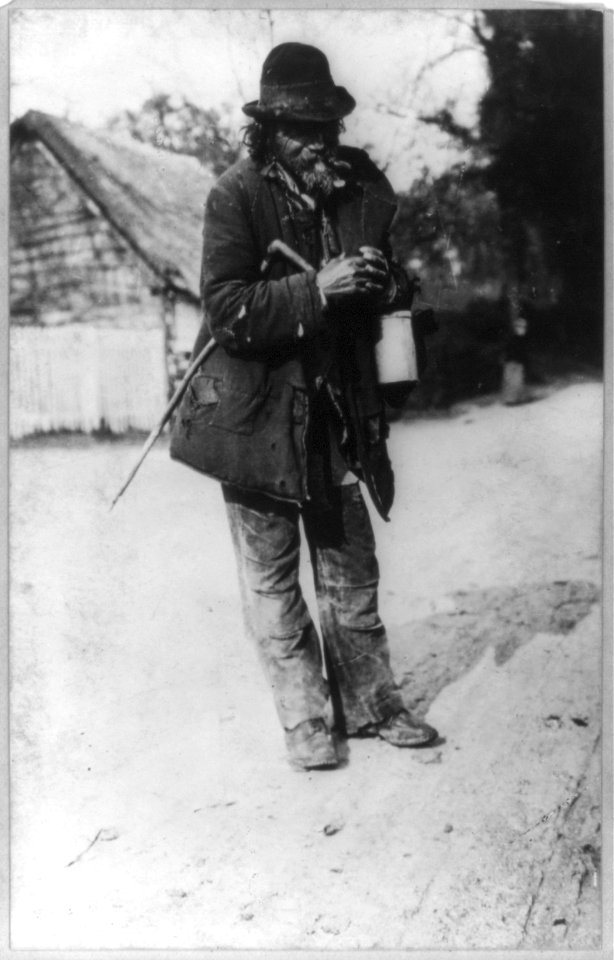 Full standing portrait of ragged old man, Ireland LCCN2017656335