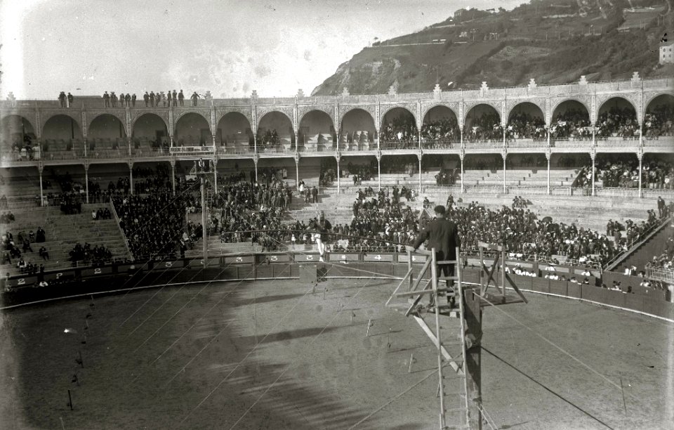 Funambulistas durante la celebración de un espectáculo circense en la plaza de toros de 'El Txofre' (1 de 1) - Fondo Car-Kutxa Fototeka