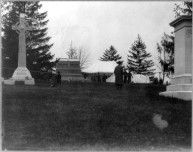 Funeral of John Pierpont Morgan- Grave site LCCN2002715428