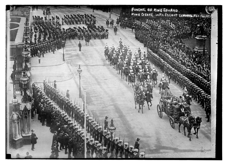 Funeral of King Edward. King George with escort leaving the palace. LCCN2014688205