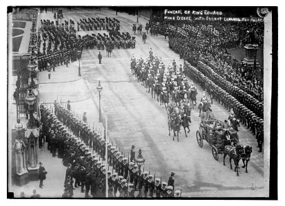 Funeral of King Edward. King George with escort leaving the palace. LCCN2014688205