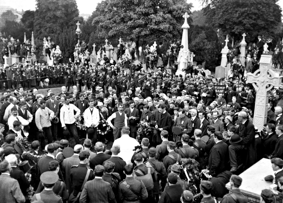 Funeral of O'Donovan Rossa, graveside in Glasnevin Cemetery, St. James's band, crowds (26203288753) photo