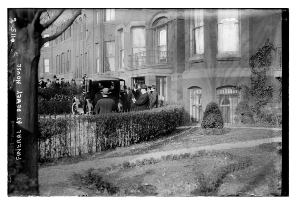 Funeral at Dewey house LCCN2014703802