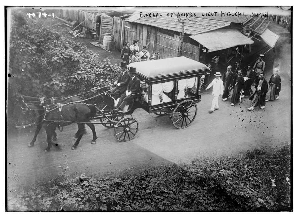 Funeral of aviator Lieut. Higuchi, Japan LCCN2014703323