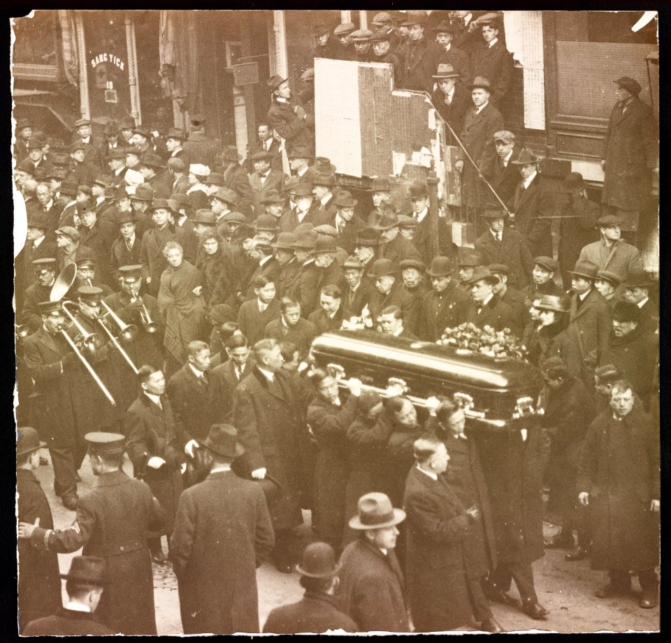 Funeral procession of Tom Lee, leader of On Leong Tong and mayor of New York's Chinatown LCCN2015649888