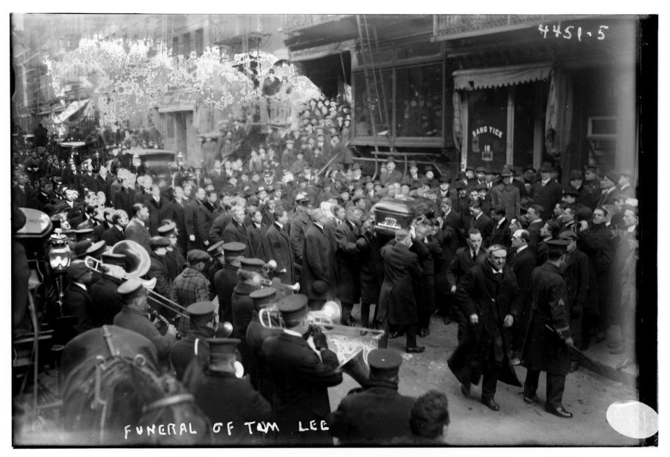 Funeral of Tom Lee LCCN2014706124
