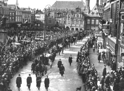 Funeral procession for Hendrik Antoon Lorentz on the Grote Markt, Haarlem, 9 February 1928