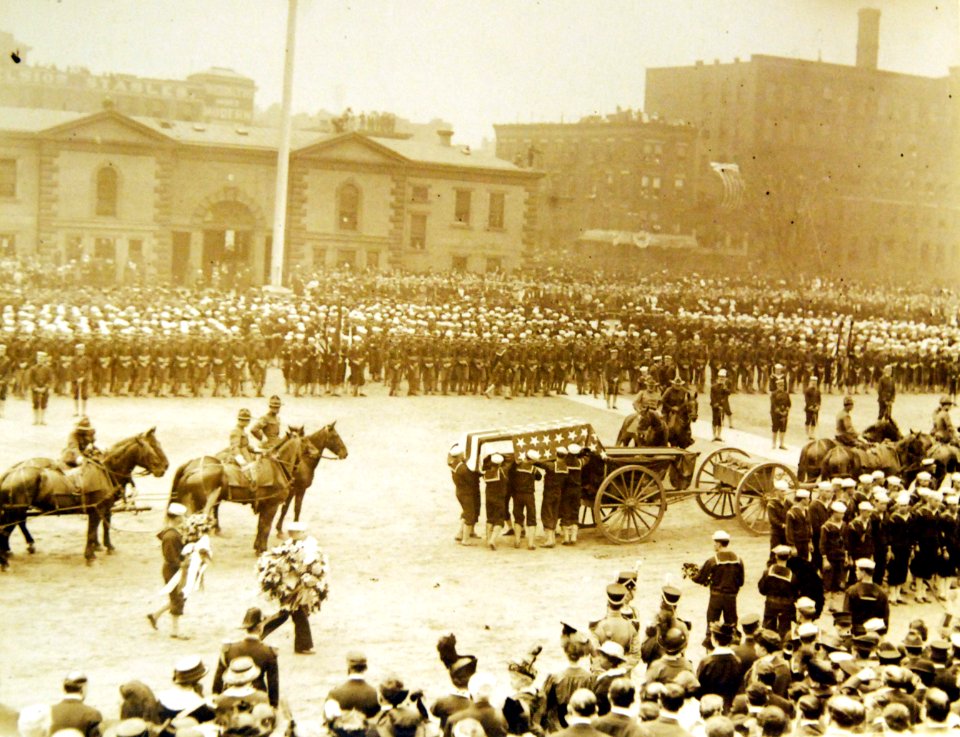 Funeral service for 17 sailors and Marines who died at Veracruz, Brooklyn Navy Yard, 1914 (38917604581)