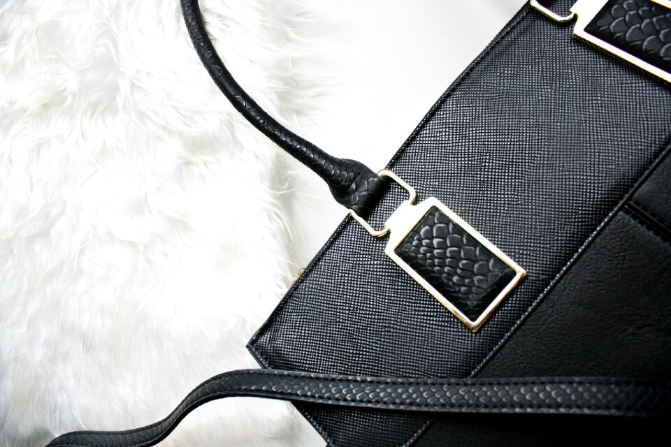 Female handbag accessory