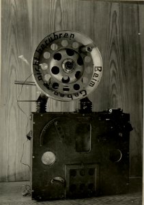 Funkenstation zum Senden aus Flugzeugen. (Aussenansicht, oben die Antennenhaspel.) (BildID 15468753)