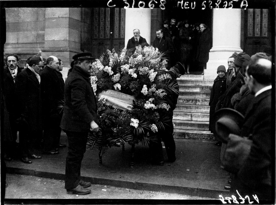 Funérailles de Loïe Füller, une gerbe de fleur envoyée par le roi Carol de Roumanie, après l'arrivée du cercueil au crématorium du Père-Lachaise (Btv1b9039816j f1)