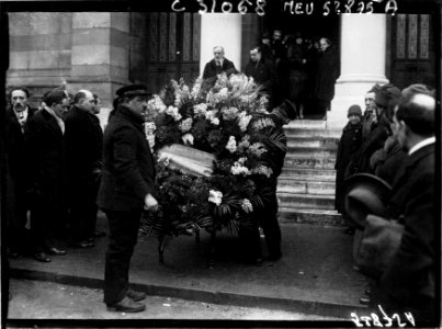 Funérailles de Loïe Füller, une gerbe de fleur envoyée par le roi Carol de Roumanie, après l'arrivée du cercueil au crématorium du Père-Lachaise (Btv1b9039816j f1)
