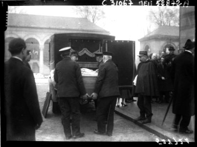 Funérailles de Loïe Füller, arrivée du cercueil au crématorium du Père-Lachaise (Btv1b9039811g f1)