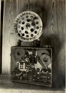 Funkenstation zum Senden aus Flugzeugen. (Innenansicht, oben die Antennenhaspel. (BildID 15468760)