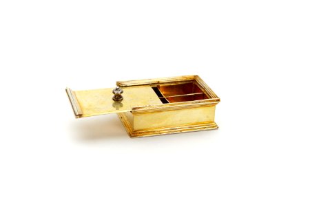 Fyrkantig ask av förgyllt silver med enkla profilerade lister, på locket en knopp - Skoklosters slott - 92298