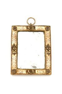 Fyrkantig spegel med ram av förgyllt silver med i hörnen och däremellan gjutna ornament i form av rosetter - Skoklosters slott - 92293