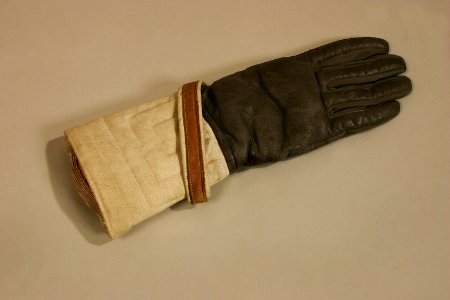 Fäkthandske tillhörande Gustaf Adolf (1906-1947) - Livrustkammaren - 39625