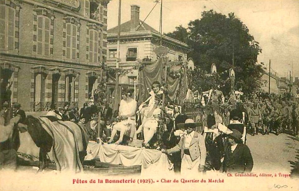 Fêtes de la Bonneterie 1925 à Troyes - Char du quartier du Marché