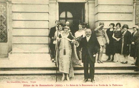 Fêtes de la Bonneterie 1925 à Troyes - La Reine de la Bonneterie à sa sortie de la Préfecture photo