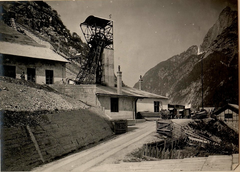 Förderstation am Bergwerk in Raibl. (Aussenansicht.) Aufgenommen am 22. Mai 1916. (BildID 15476147)