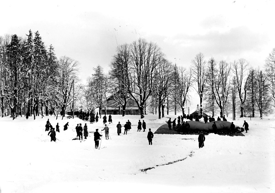 Füllen eines Ballons auf 1100m Höhe im Schnee - CH-BAR - 3238302
