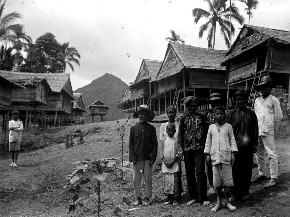 Förnämt folk jämte goeroen. I bakgrunden toppen Kawean Bitocon. Poso, Banggaai, Sulawesi - SMVK - 000291