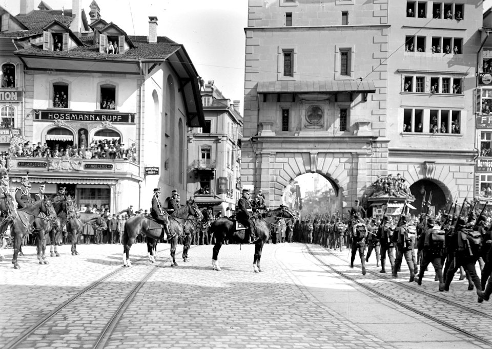 Füsiliere defilieren unter dem Käfigturm durch - CH-BAR - 3238232