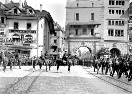 Füsiliere defilieren unter dem Käfigturm durch - CH-BAR - 3238232