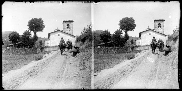 Grup d'homes a cavall en un camí i l'església de Sant Llorenç de Campdevànol al fons