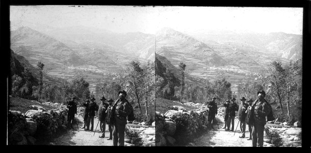 Grup d'excursionistes al camí de Queralbs a Ribes de Freser i al fons Queralbs