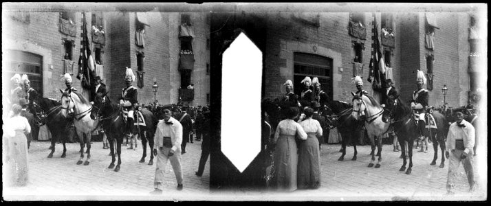Grup de guàrdies urbans de la unitat muntada portant la bandera de la ciutat en una processó de la catedral