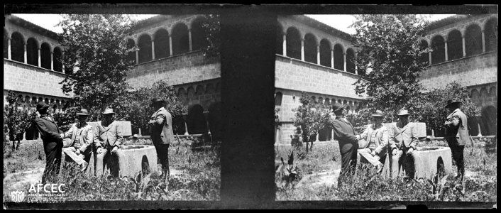 Grup d'homes a la font del claustre del Monestir de Sant Cugat del Vallès